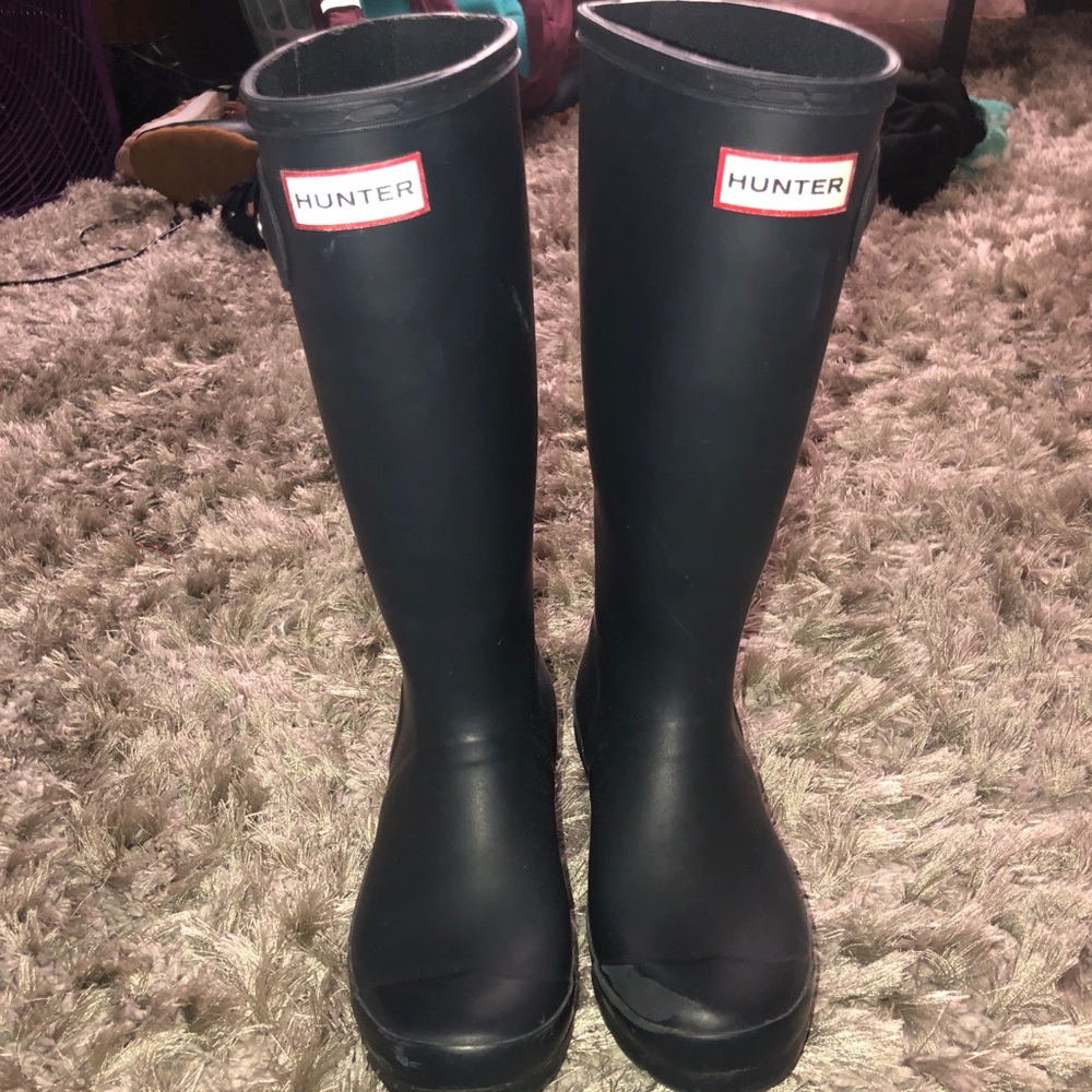 Size 6 navy matte hunter rain boots